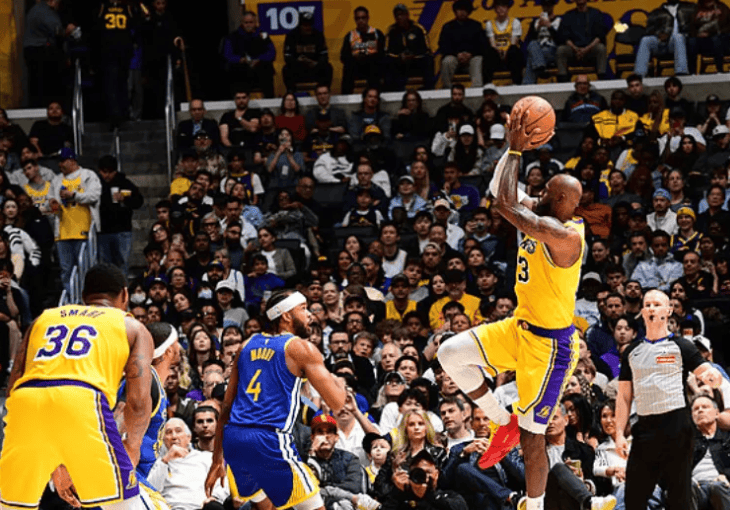 两场15个失误！詹姆斯断崖下滑，运球不稳，球迷：技术太粗糙