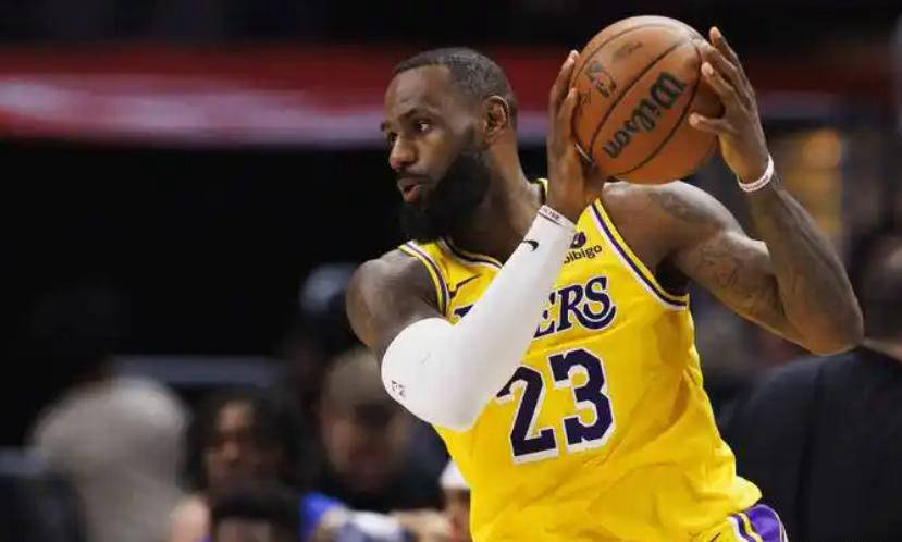 詹姆斯两场接连失误15次，运球浮躁技术下滑激烈引发球迷担忧